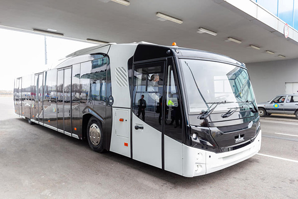 Минский автозавод выпустил перронный автобус нового поколения – МАЗ 271. Огромный шаттл представили в аэропорту Борисполя, а интерес к нему возник на мировом рынке задолго до премьеры